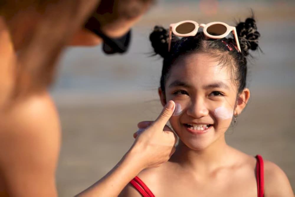 You should apply sunscreen to protect your skin while enjoying your travel in Da Nang (Source: Freepik)